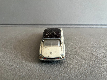Ancienne Miniature Voiture Citroen DS 19 Dinky Toys Meccano France Epave