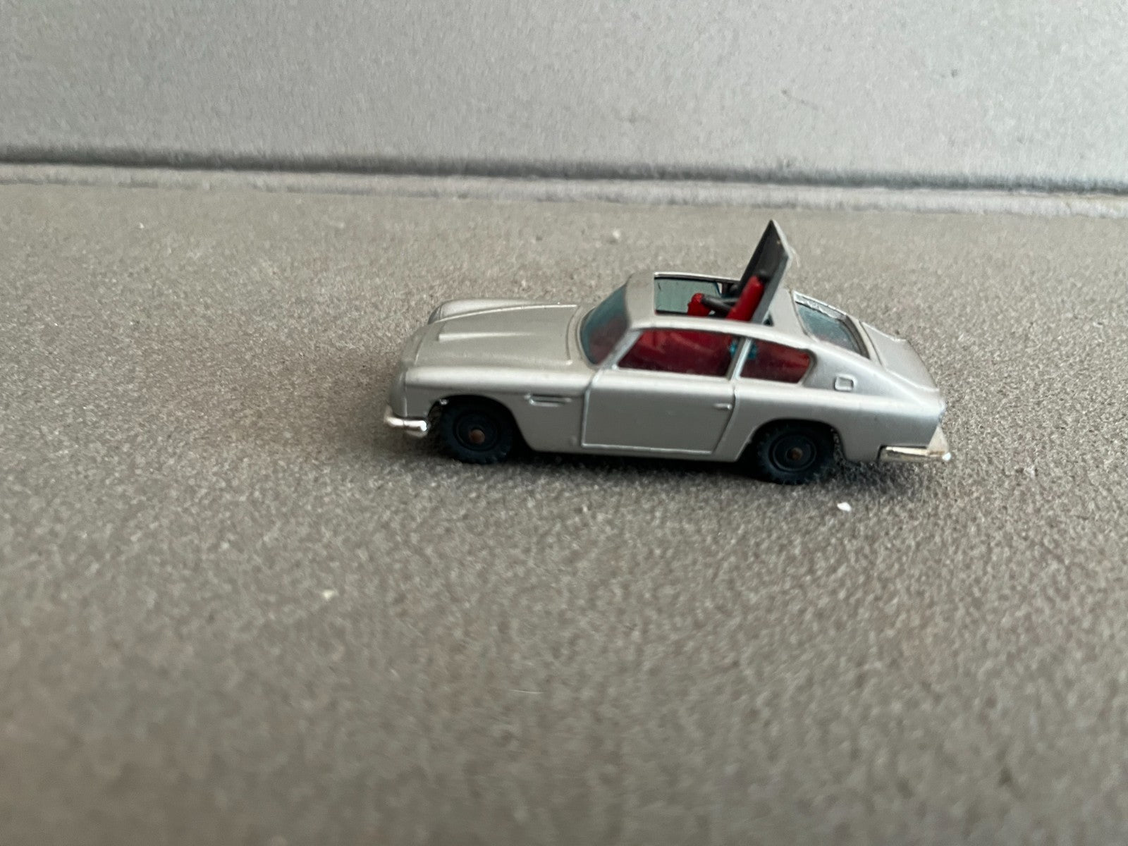 Ancienne Miniature Voiture James Bond 007 Aston Martin Husky Gt Britain