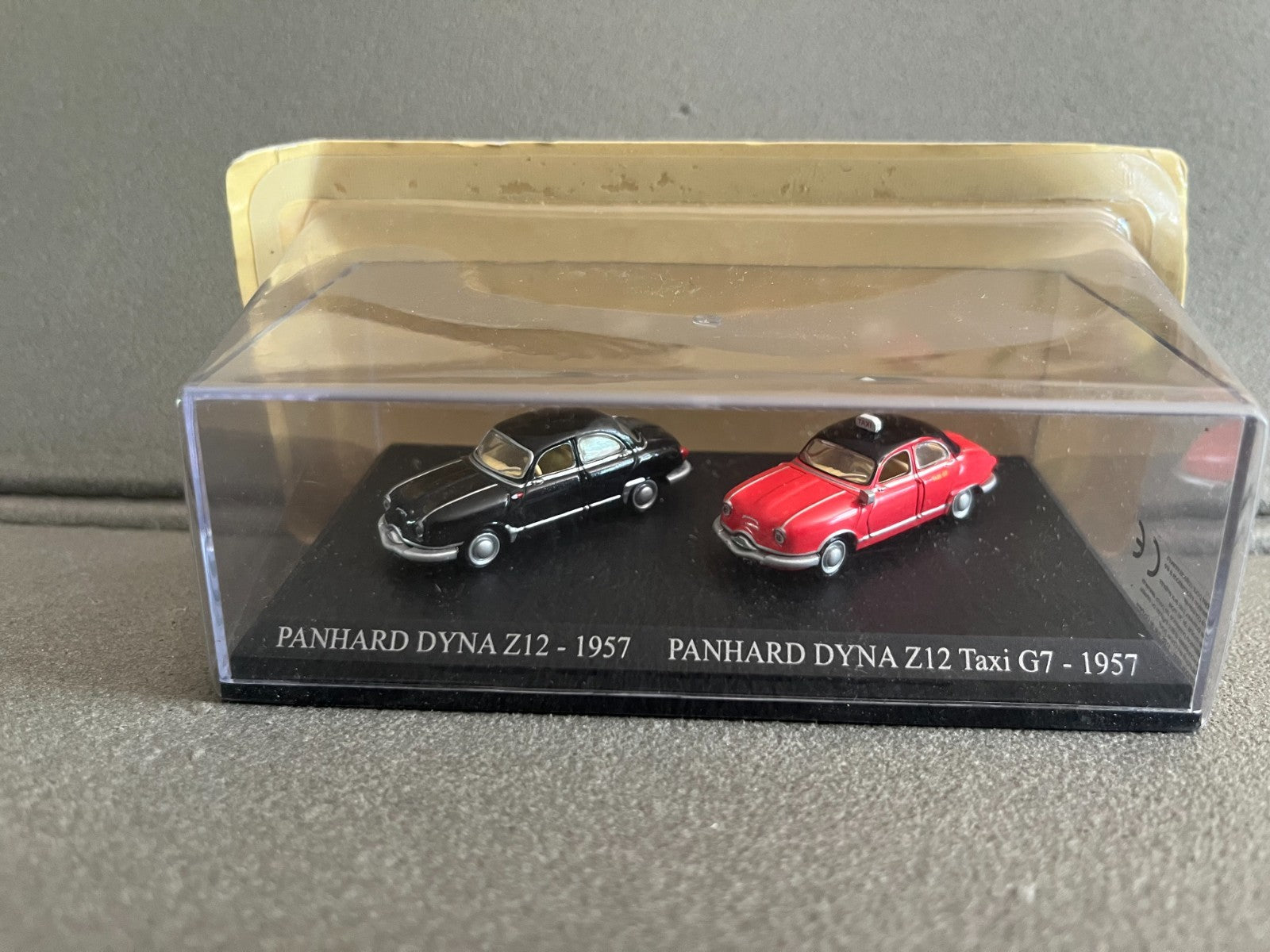 Voiture Miniature Duo Panhard Dyna Z12 1957 Taxi G7 Universal Hobbies 1/87 HO