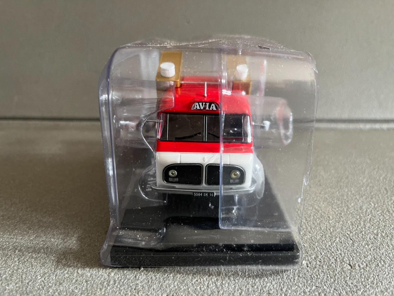 Voiture miniature Camion Renault 1000 KG Avia Auto Plus Hachette 1/43