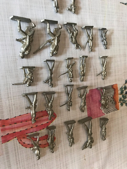 Ancien Soldat Lot de 22 Soldats Armée Militaire Métal Alu ? Zamac ? Plomb ?