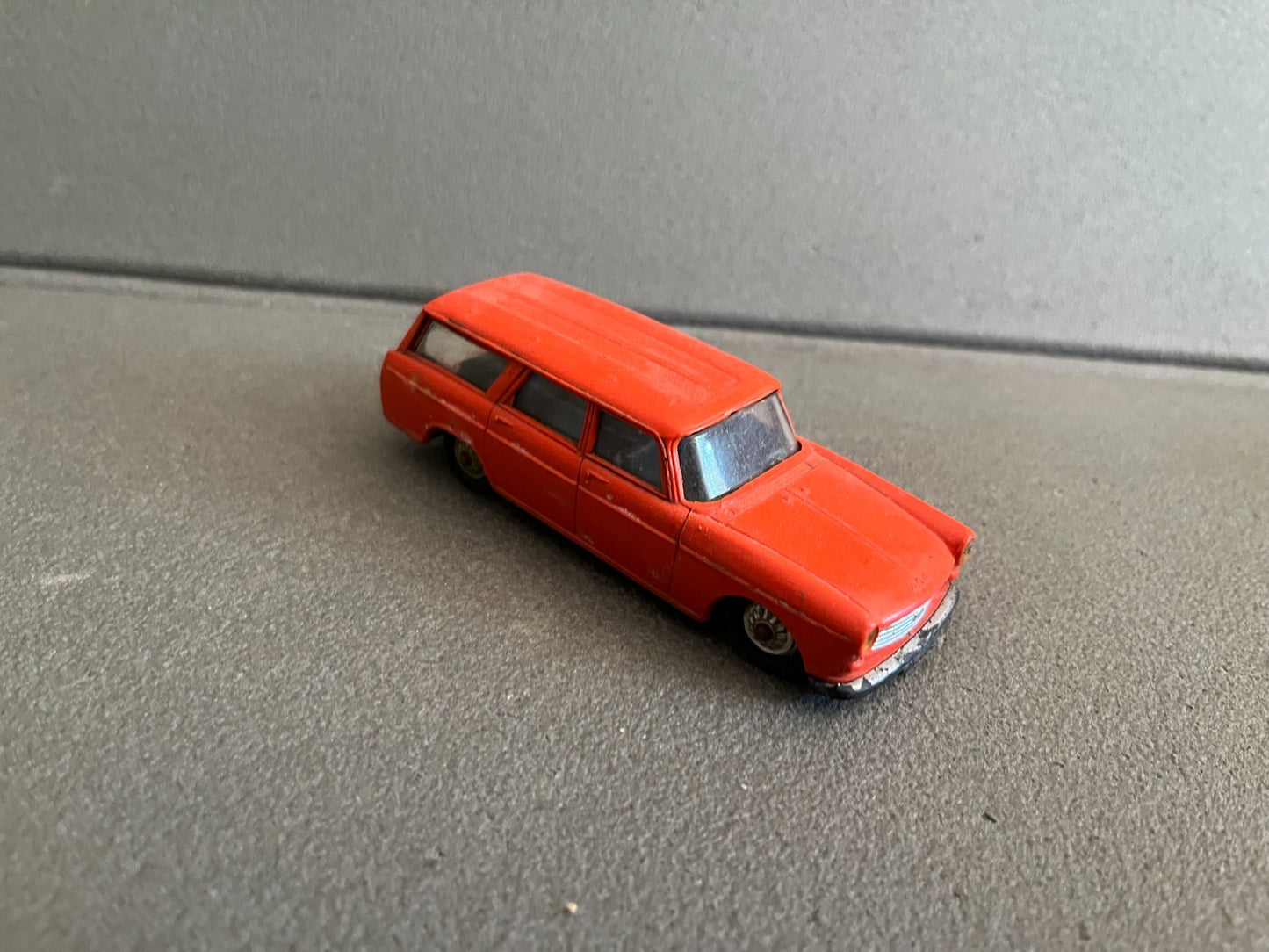 Ancienne Voiture Miniature Peugeot 404 Familiale Norev Plastique France Epave