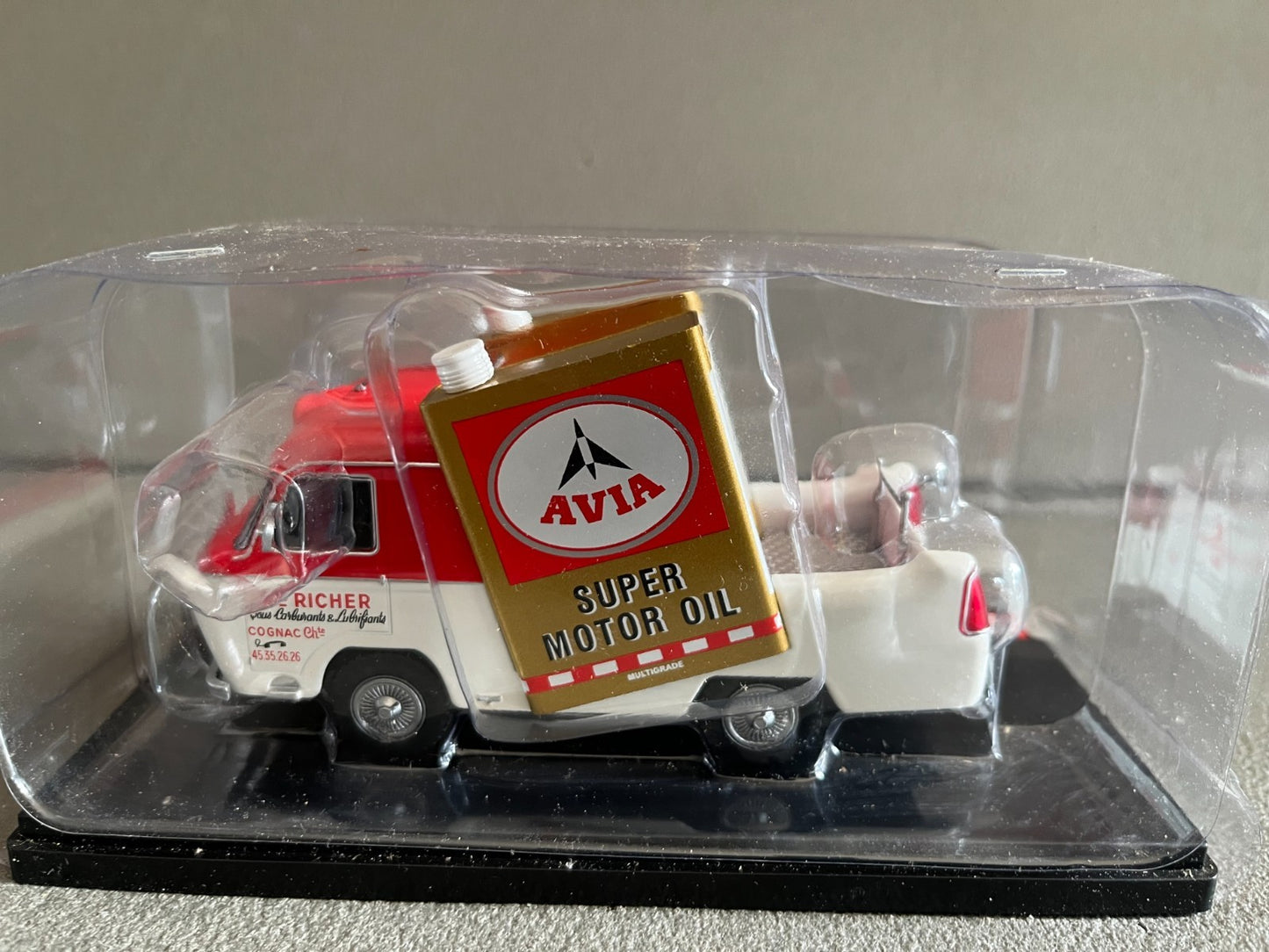 Voiture miniature Camion Renault 1000 KG Avia Auto Plus Hachette 1/43