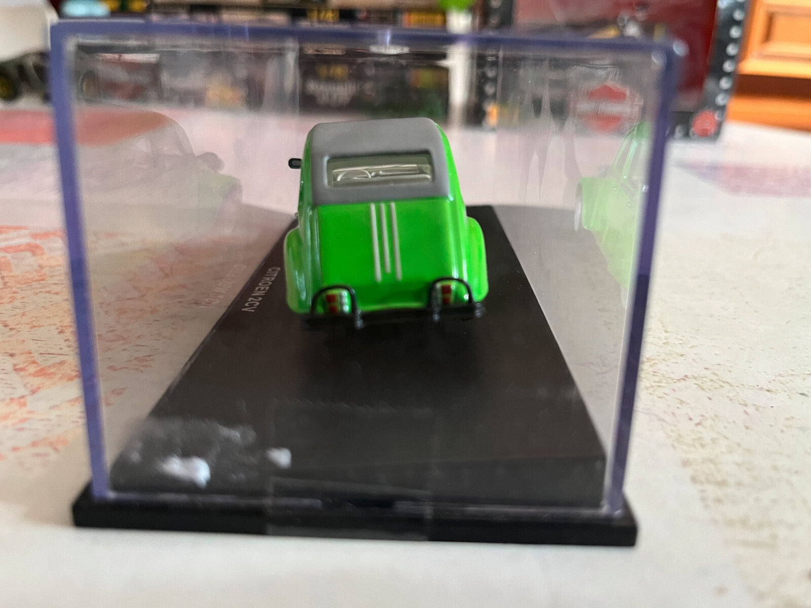 Voiture Miniature Citroen 2CV Verte Universal Hobbies 1/43