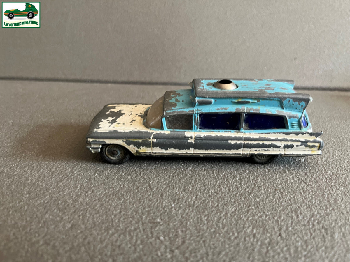 Ancienne Voiture Miniature Superior Ambulance Cadillac Corgi Toys Britain Epave