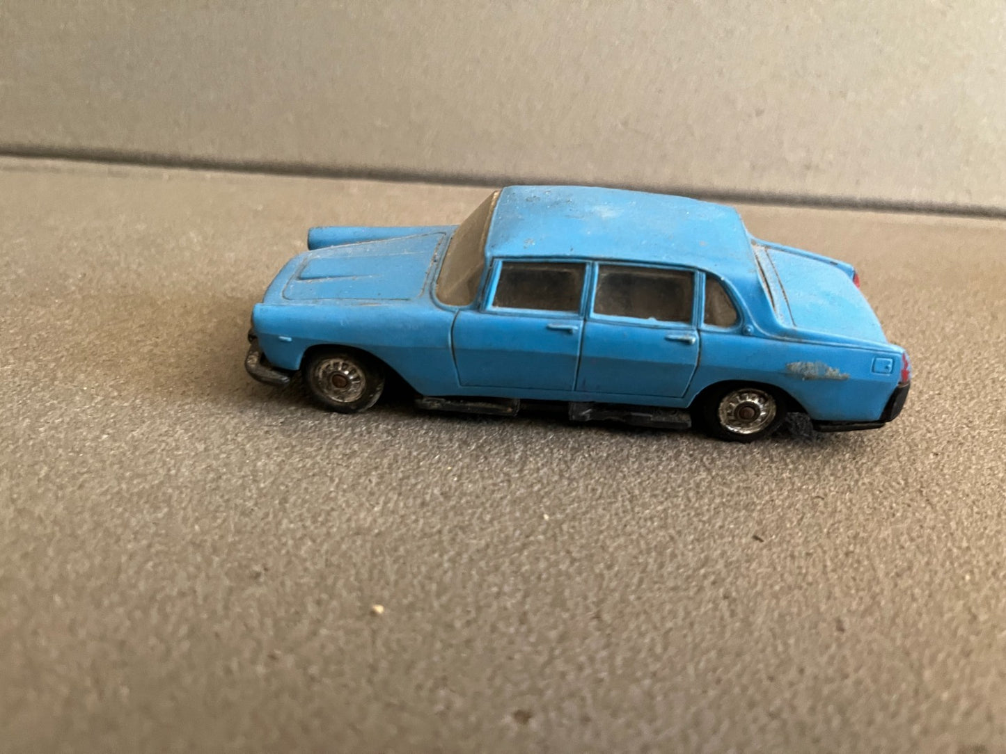Ancienne Voiture Miniature Lancia Flaminia Norev Plastique France Epave
