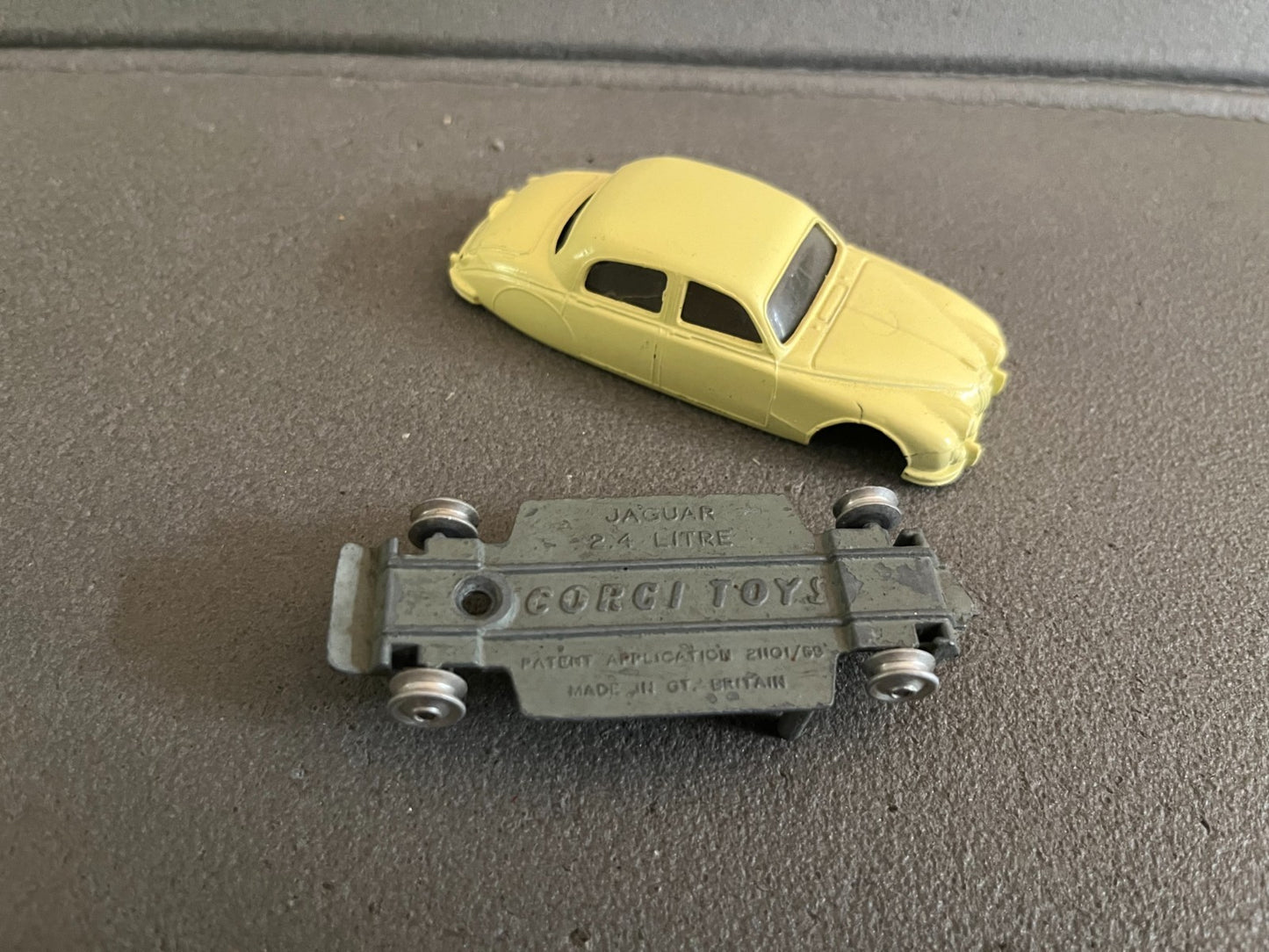 Ancienne Miniature Voiture Jaguar 2.4 Litre Corgi Toys Gt Britain Epave
