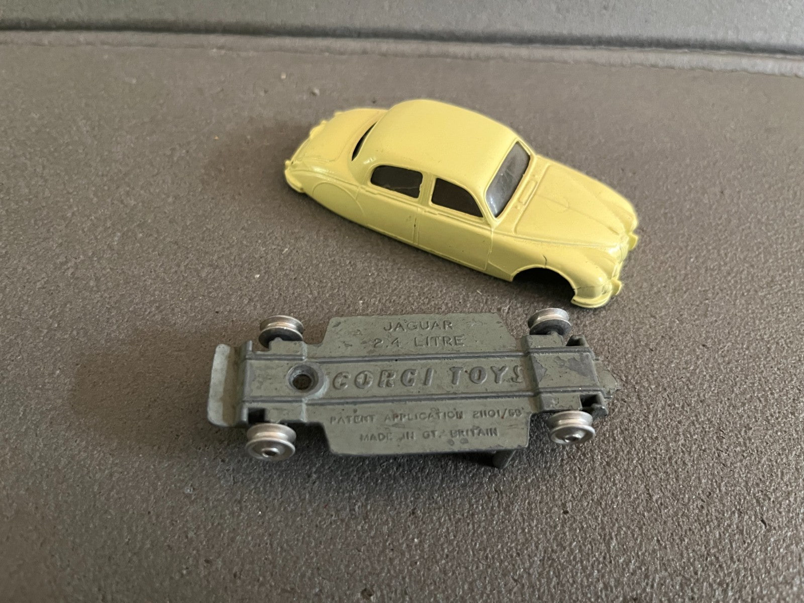 Ancienne Miniature Voiture Jaguar 2.4 Litre Corgi Toys Gt Britain Epave