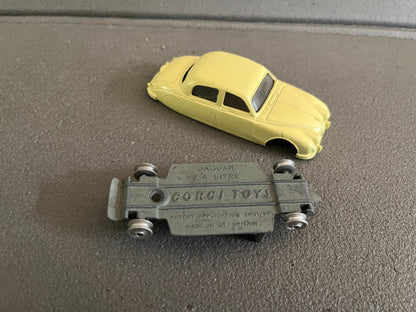 Ancienne Miniature Voiture Jaguar 2.4 Litre Corgi Toys Gt Britain Epave