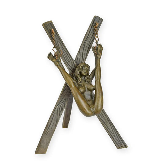 SCULPTURE ÉROTIQUE EN BRONZE UNE FEMME ENCHAÎNÉE À UNE CROIX