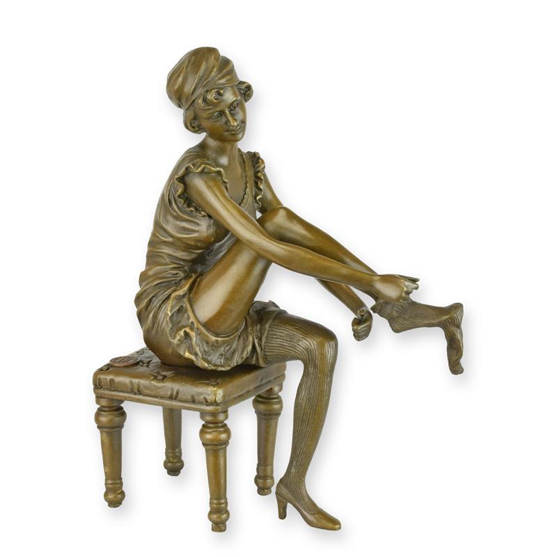 STATUE MODERNE SCULPTURE BRONZE FEMME METTRE SES CHAUSSETTES