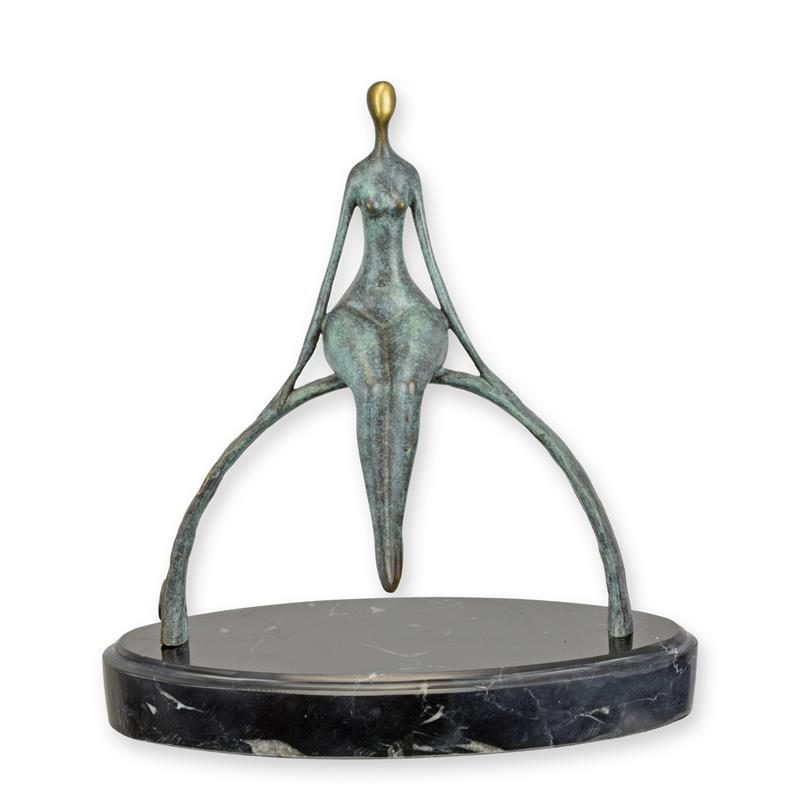 STATUE MODERNE SCULPTURE BRONZE HOMME MODERNE ASSIS SUR UN ARC