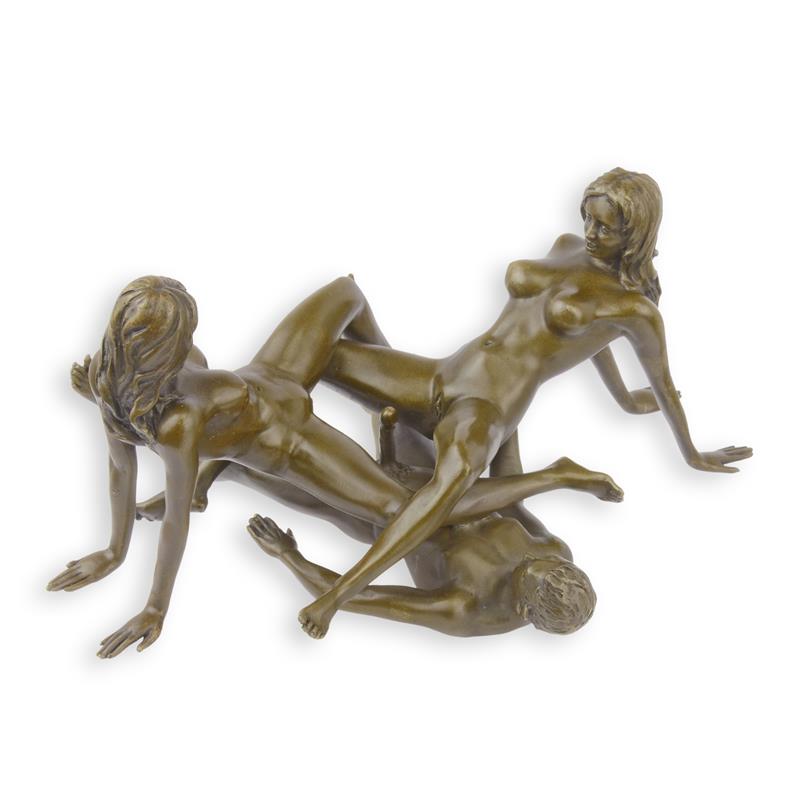 UN GROUPE ÉROTIQUE EN BRONZE UN ARBRE