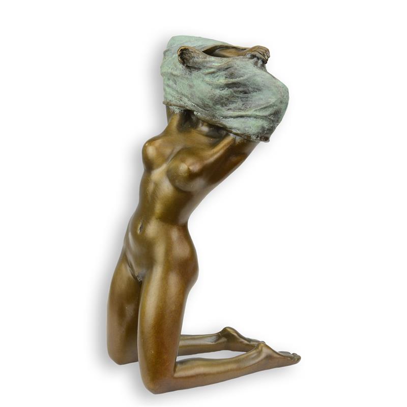SCULPTURE ÉROTIQUE EN BRONZE UNE FEMME SE DÉSHABILLANT