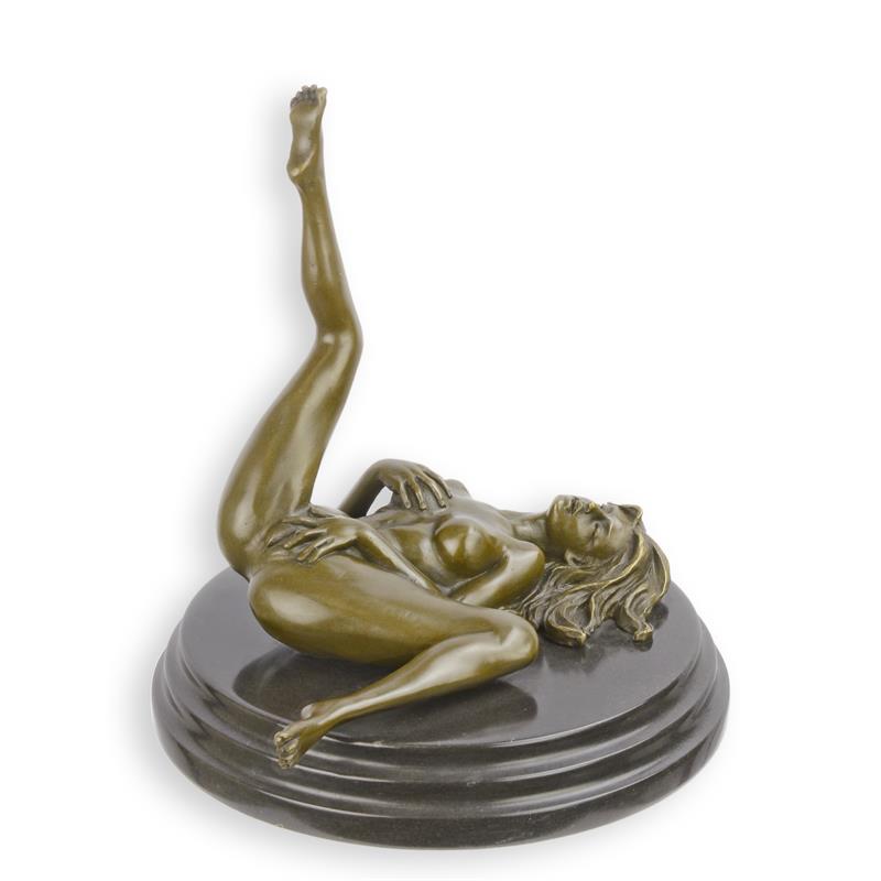SCULPTURE ÉROTIQUE EN BRONZE UNE FEMME NUE ALLONGÉE