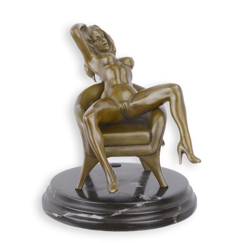 SCULPTURE ÉROTIQUE EN BRONZE UNE FEMME NUE ASSISE