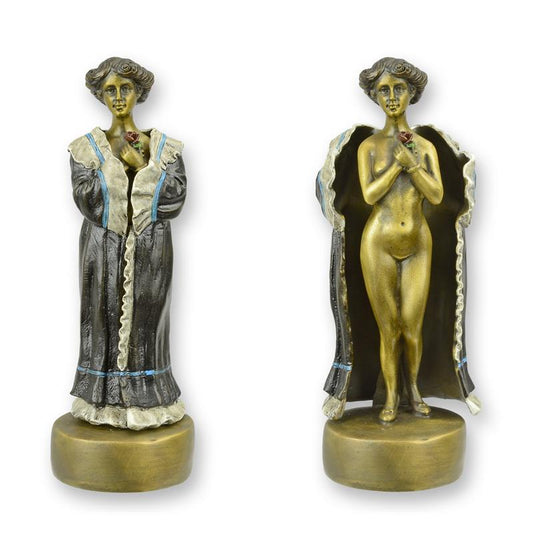 SCULPTURE ÉROTIQUE EN BRONZE UNE DAME PORTANT UN MANTEAU