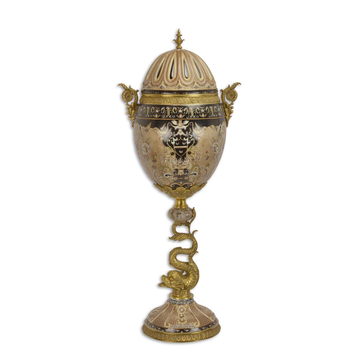 Un pot en forme d'uf, monté sur bronze, avec son couvercle.
