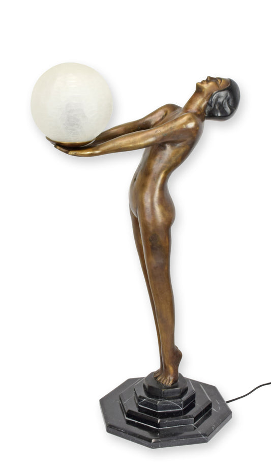 UN NU ART DÉCO DEBOUT EN BRONZE TENANT UN BOL EN VERRE