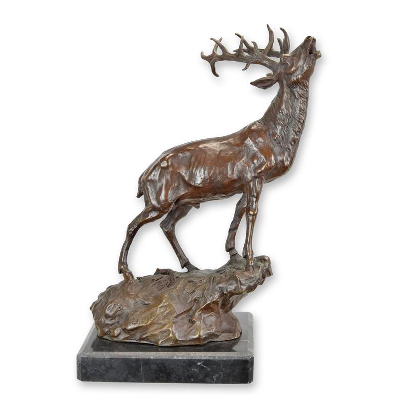 UneSTATUE MODERNE SCULPTURE en bronze reprEsentant un cerf sur un rocher